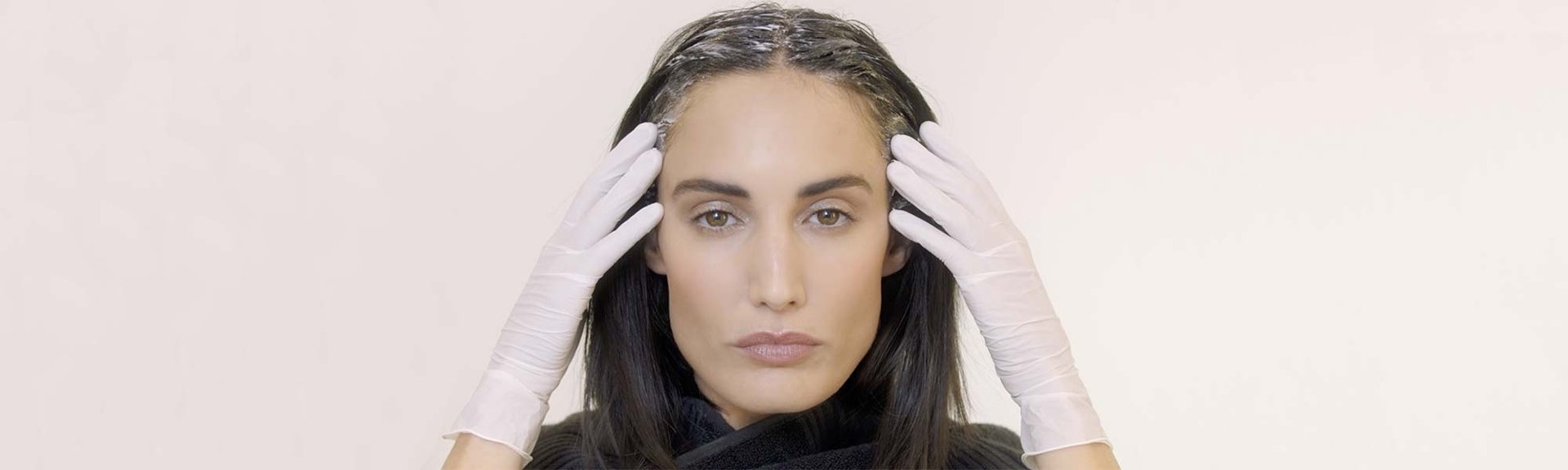 Cómo aplicarte un tinte en tu propia casa con un acabado superprofesional es mucho más fácil de lo que esperas si lo haces con la gama Excellence Creme de L’Oréal Paris.